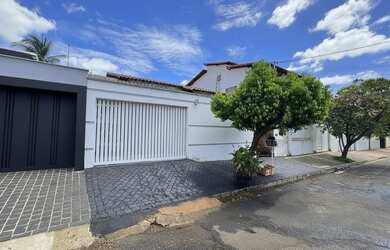 Imagem: A casa possui 3 Dormitórios, 3 Banheiros, 2 Vagas na garagem