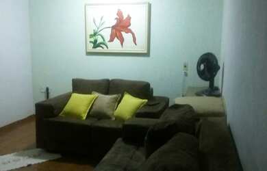 Imagem: A casa possui 3 Dormitórios, 2 Banheiros, 2 Vagas na garagem