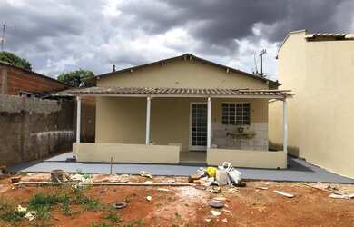 Imagem: A casa possui 3 Dormitórios, 1 Banheiro, 2 Vagas na garagem