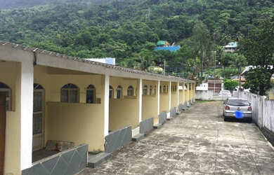 Imagem: A casa possui 1 Dormitório, 1 Banheiro, 1 Vaga na garagem