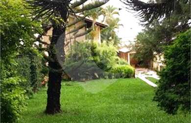 Imagem: A casa possui 3 Dormitórios, 2 Banheiros, 3 Vagas na garagem