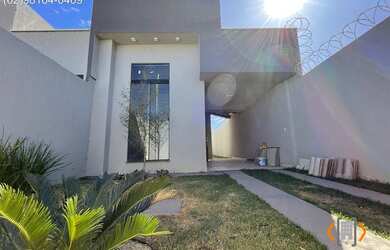 Imagem: A casa possui 3 Dormitórios, 1 Banheiro, 2 Vagas na garagem