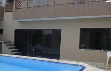 Imagem: A casa possui 4 Dormitórios, 2 Banheiros, 3 Vagas na garagem