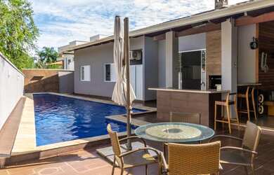 Imagem: A casa em condomínio possui 5 Dormitórios, 5 Banheiros, 3