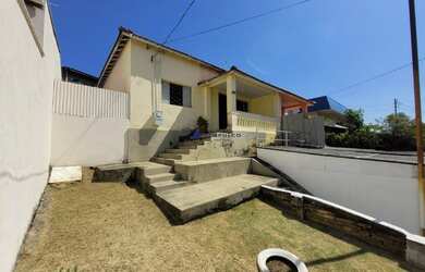 Imagem: A casa possui 2 Dormitórios, 1 Banheiro, 1 Vaga na garagem