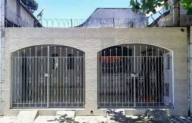 Imagem: A casa possui 4 Dormitórios, 3 Banheiros, 2 Vagas na garagem