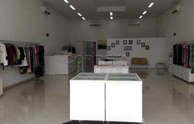 Imagem: O depósito possui 3 Vagas na garagem, 555m² de Área e está