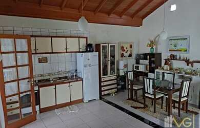 Imagem: A casa possui 3 Dormitórios, 2 Banheiros, 4 Vagas na garagem