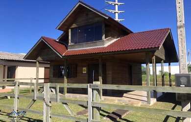 Imagem: A casa possui 1 Dormitório, 2 Banheiros, 1 Vaga na garagem