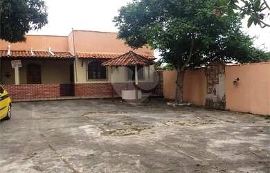 Imagem: A casa possui 3 Dormitórios, 1 Banheiro, 1 Vaga na garagem