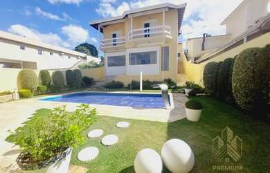 Imagem: A casa possui 3 Dormitórios, 4 Banheiros, 3 Vagas na garagem