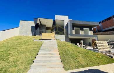 Imagem: A casa em condomínio possui 4 Dormitórios, 5 Banheiros, 3