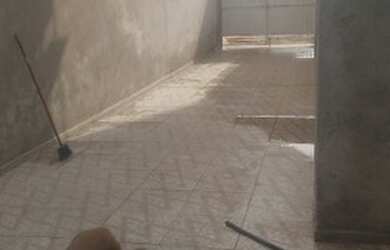 Imagem: A casa possui 2 Dormitórios, 1 Banheiro e 2 Vagas na garagem