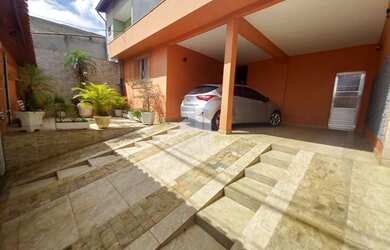 Imagem: A casa possui 2 Dormitórios, 2 Banheiros, 4 Vagas na garagem