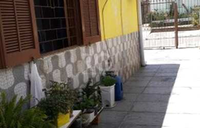 Imagem: A casa possui 4 Dormitórios, 2 Banheiros, 2 Vagas na garagem