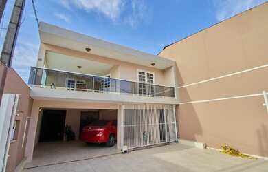 Imagem: A casa possui 4 Dormitórios, 3 Banheiros, 3 Vagas na garagem