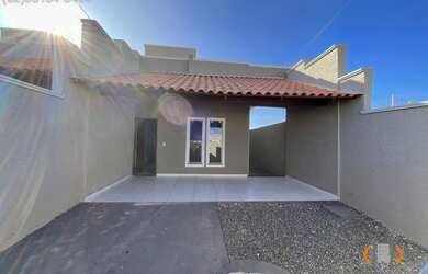 Imagem: A casa possui 3 Dormitórios, 1 Banheiro, 2 Vagas na garagem