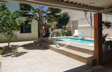 Imagem: A casa possui 4 Dormitórios, 1 Banheiro, 4 Vagas na garagem