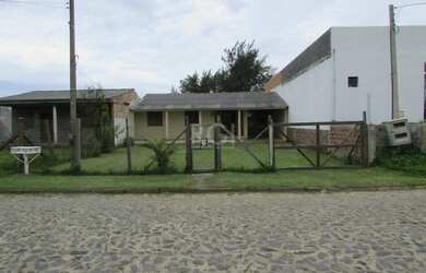 Imagem: A casa possui 4 Dormitórios, 2 Banheiros, 5 Vagas na garagem