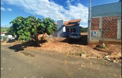 Imagem: A casa possui 3 Dormitórios, 1 Banheiro, 1 Vaga na garagem