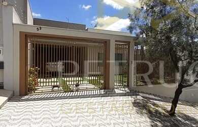 Imagem: A casa possui 3 Dormitórios, 2 Banheiros, 3 Vagas na garagem