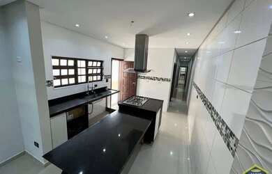 Imagem: A casa possui 3 Dormitórios, 3 Banheiros, 4 Vagas na garagem