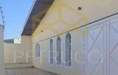 Imagem: A casa possui 4 Dormitórios, 2 Banheiros, 5 Vagas na garagem