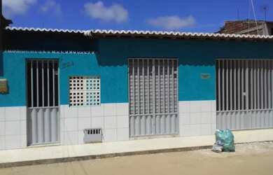 Imagem: A casa possui 3 Dormitórios, 2 Banheiros, 1 Vaga na garagem