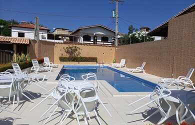 Imagem: A casa possui 5 Dormitórios, 5 Banheiros, 4 Vagas na garagem