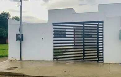 Imagem: A casa possui 3 Dormitórios, 2 Banheiros, 2 Vagas na garagem