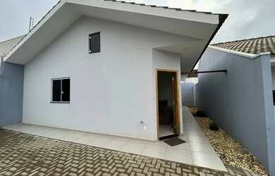 Imagem: A casa possui 2 Dormitórios, 1 Banheiro, 2 Vagas na garagem