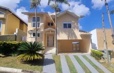 Imagem: A casa possui 3 Dormitórios, 5 Banheiros, 2 Vagas na garagem