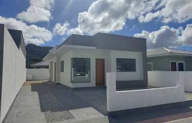 Imagem: A casa possui 3 Dormitórios, 2 Banheiros, 3 Vagas na garagem