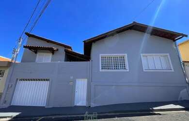 Imagem: A casa possui 3 Dormitórios, 3 Banheiros, 2 Vagas na garagem