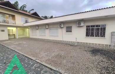 Imagem: O depósito possui 5 Vagas na garagem, 75m² de Área e está