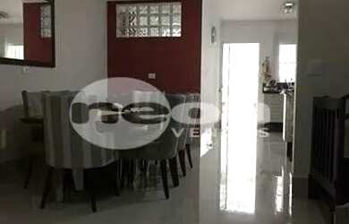 Imagem: A casa possui 3 Dormitórios, 3 Banheiros, 4 Vagas na garagem