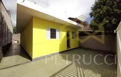 Imagem: A casa possui 3 Dormitórios, 1 Banheiro, 2 Vagas na garagem