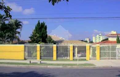 Imagem: A casa possui 4 Dormitórios, 3 Banheiros, 5 Vagas na garagem