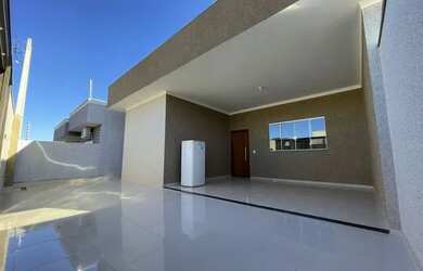 Imagem: A casa possui 3 Dormitórios, 2 Banheiros, 2 Vagas na garagem