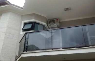 Imagem: A casa possui 3 Dormitórios, 3 Banheiros, 3 Vagas na garagem