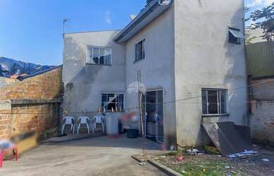 Imagem: A casa possui 4 Dormitórios, 2 Banheiros, 2 Vagas na garagem