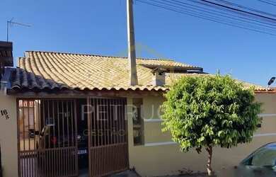 Imagem: A casa possui 3 Dormitórios, 2 Banheiros, 2 Vagas na garagem