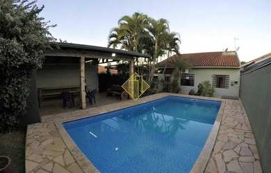 Imagem: A casa possui 3 Dormitórios, 2 Banheiros, 2 Vagas na garagem