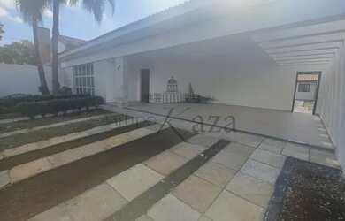 Imagem: A casa em condomínio possui 4 Dormitórios, 3 Banheiros, 4