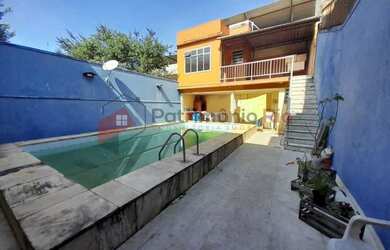 Imagem: A casa possui 3 Dormitórios, 4 Banheiros, 3 Vagas na garagem