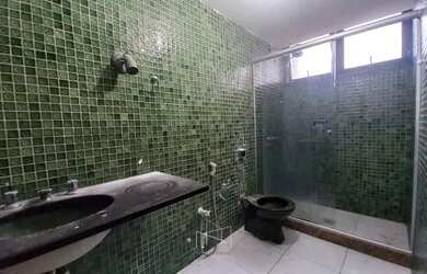 Imagem: A casa possui 4 Dormitórios, 2 Banheiros, 4 Vagas na garagem