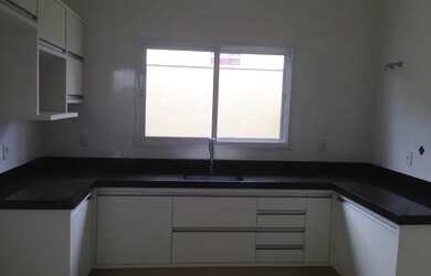 Imagem: A casa possui 4 Dormitórios, 5 Banheiros, 4 Vagas na garagem