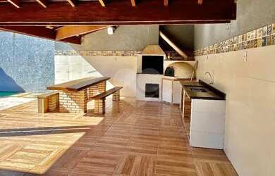 Imagem: A casa possui 3 Dormitórios, 3 Banheiros, 4 Vagas na garagem