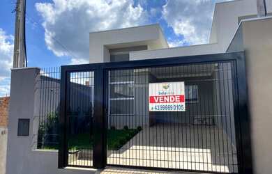 Imagem: A casa possui 3 Dormitórios, 1 Banheiro, 2 Vagas na garagem