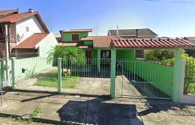 Imagem: A casa possui 3 Dormitórios, 2 Banheiros, 2 Vagas na garagem